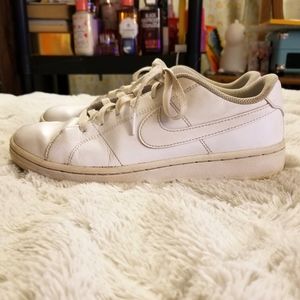 🌍 Nike White Fashion Sneakers